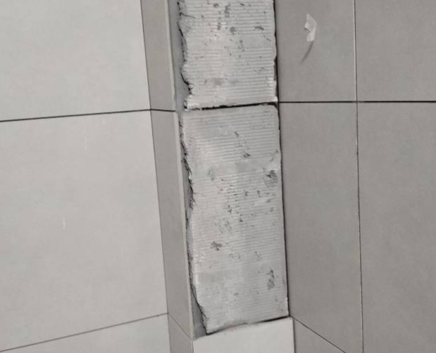 德阳市瓷砖空鼓维修公司分享下瓷砖施工前基层浇水润湿程度不足，可能导致以下问题